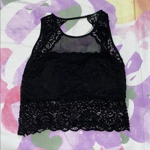 A cropped black shirt !